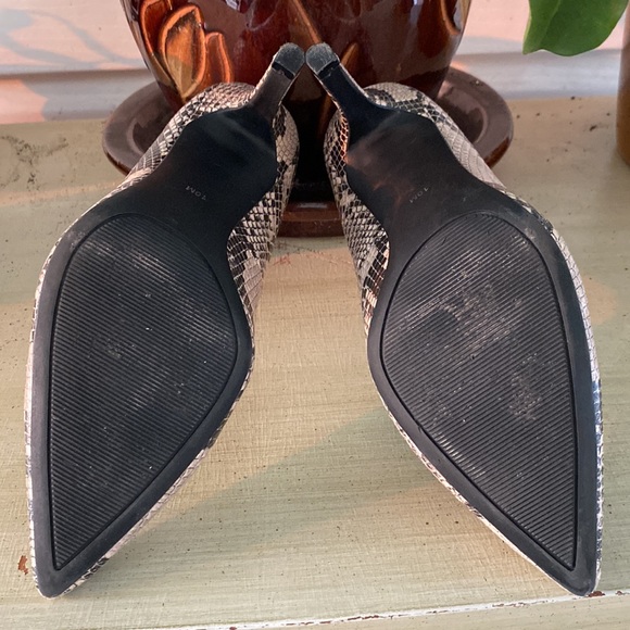 G by Guess Size 10 Snakeskin Look Heels - Picture 6 of 6